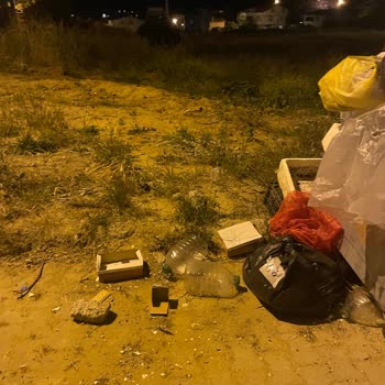 Arnavutköy Karaburun Mahallesinde Çöp Kutularının Boşaltılmaması