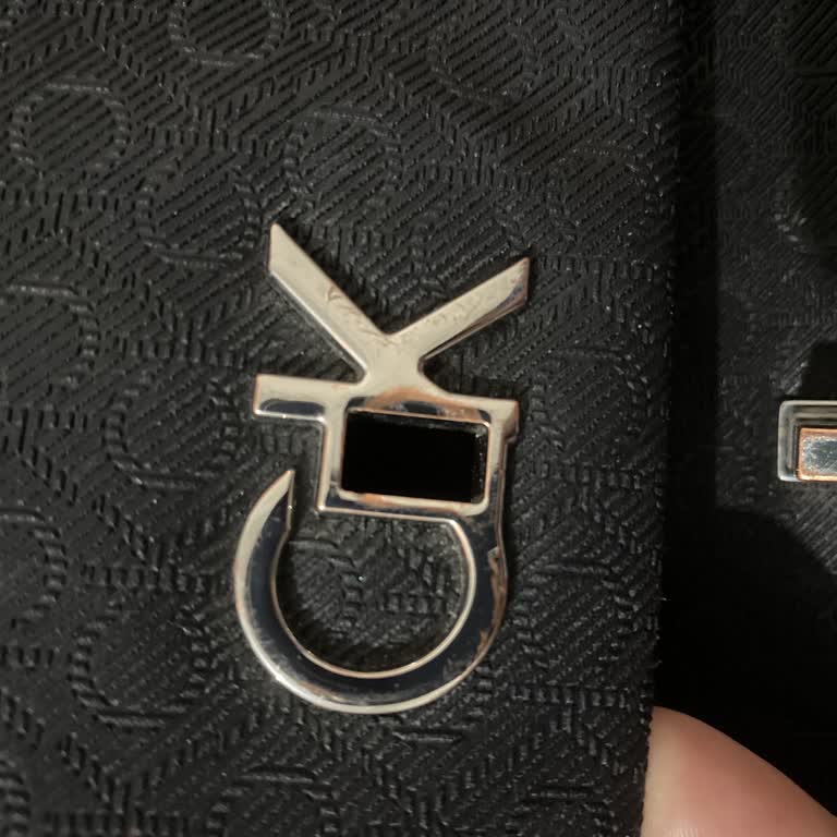 Calvin Klein Çantasının Logosu Oksitlenmesi Ve Garanti Reddi