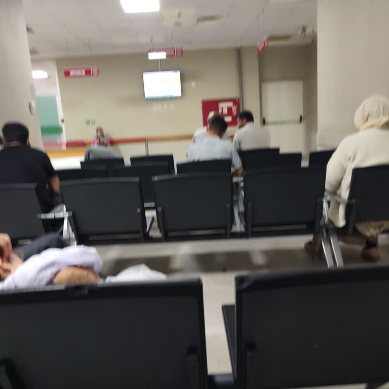 Acil Triaj Personelinin Sakız Çiğneyerek Çak Çak Ses Çıkarışı Hastaları Rahatsız Ediyor