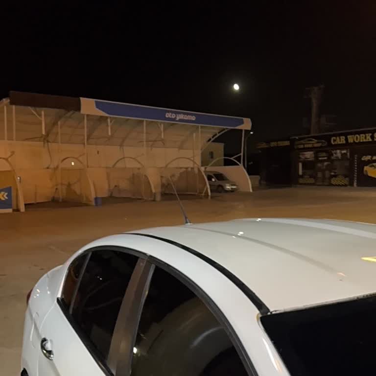 Opet Elazığ'da Işıkların Açılmaması Nedeniyle Araba Yıkama Karanlıkta Yapıldı