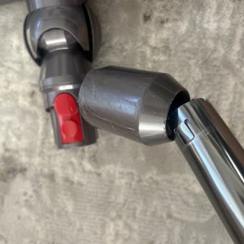 Dyson V12'de Garanti Kapsamı Dışı Kırık Boru Ve Yanlış Parça