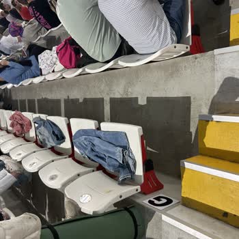 Tribünlerde Eşya Bırakma Sorunu Oturma Alanını Kısıtlıyor