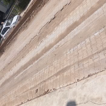 Didim'de Kazı Sonrası Sokakta Çukurlar ve Yoğun Toz Araç, Yayalar Ve Sağlık İçin Tehlike Oluşturuyor