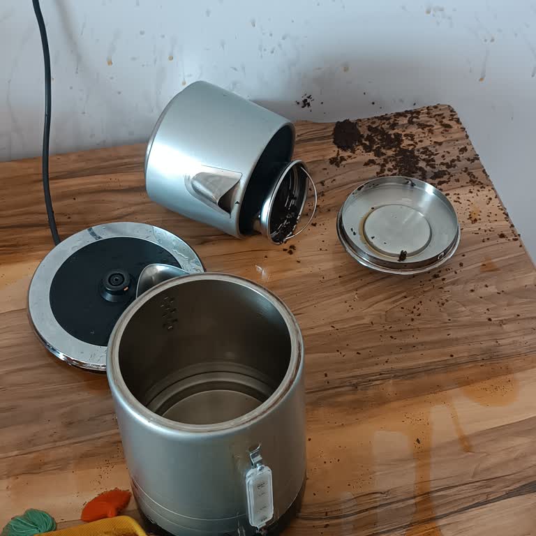 Kaynar Su İçinde Sapı Kırılan Çay Makinesi Güvenlik Riski Taşıyor
