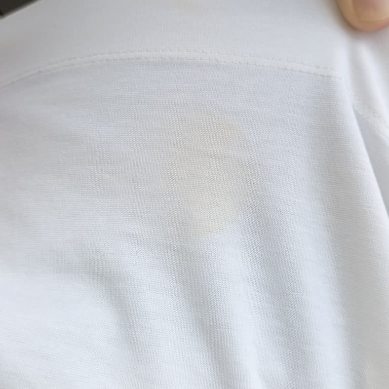 Mad Parfüm Kıyafete Kalıcı Sarı Lekeler Bıraktı