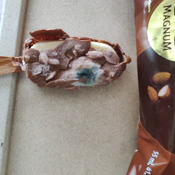 Magnum Mini Badem Dondurmasında Parçalanmış Ve Küflü Ürün