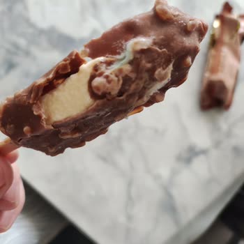 Magnum Mini Badem Dondurmasında Parçalanmış Ve Küflü Ürün
