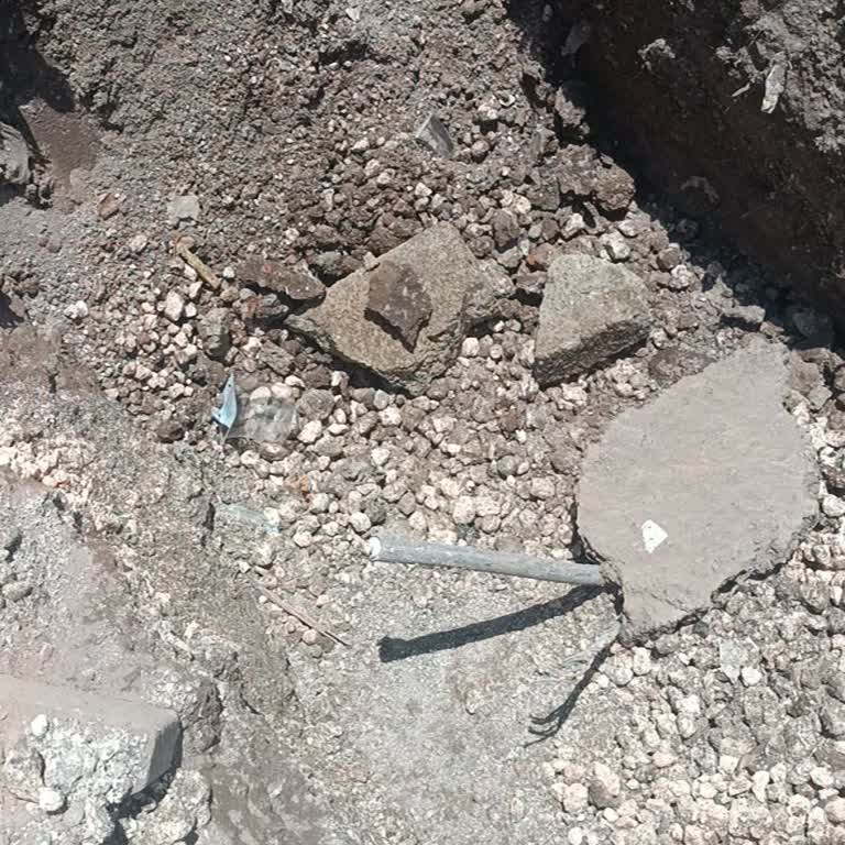 Gölbaşı Mahallesinde Açıkta Kalan Patlayan Elektrik Kablosu Çocukları Tehdit Ediyor