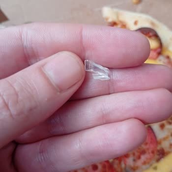 Pizza İçinde Keskin Plastik Parça: Sağlık Riskim Ve İade Talebim