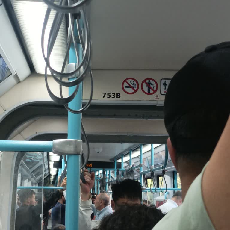 T1 Tramvayında 753B Vagonunda Klimasız Sıcak Yolculuk