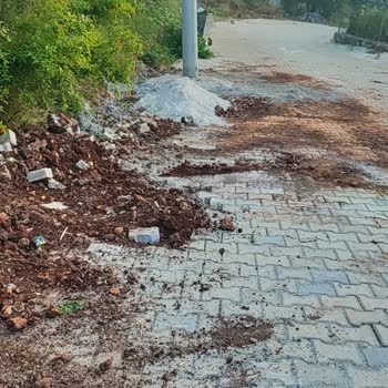 Kilit Taşlı Yol Bozuldu, İnşaat Artıkları Bırakıldı Ve İnternet Kablosu Kesildi, Acil Düzeltme
