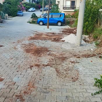 Kilit Taşlı Yol Bozuldu, İnşaat Artıkları Bırakıldı Ve İnternet Kablosu Kesildi, Acil Düzeltme