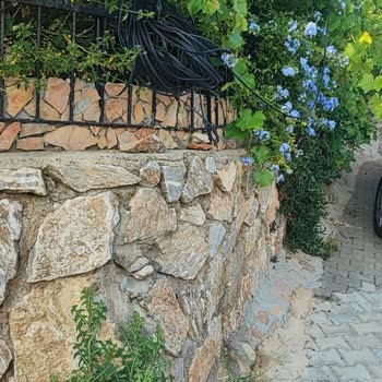 Kilit Taşlı Yol Bozuldu, İnşaat Artıkları Bırakıldı Ve İnternet Kablosu Kesildi, Acil Düzeltme