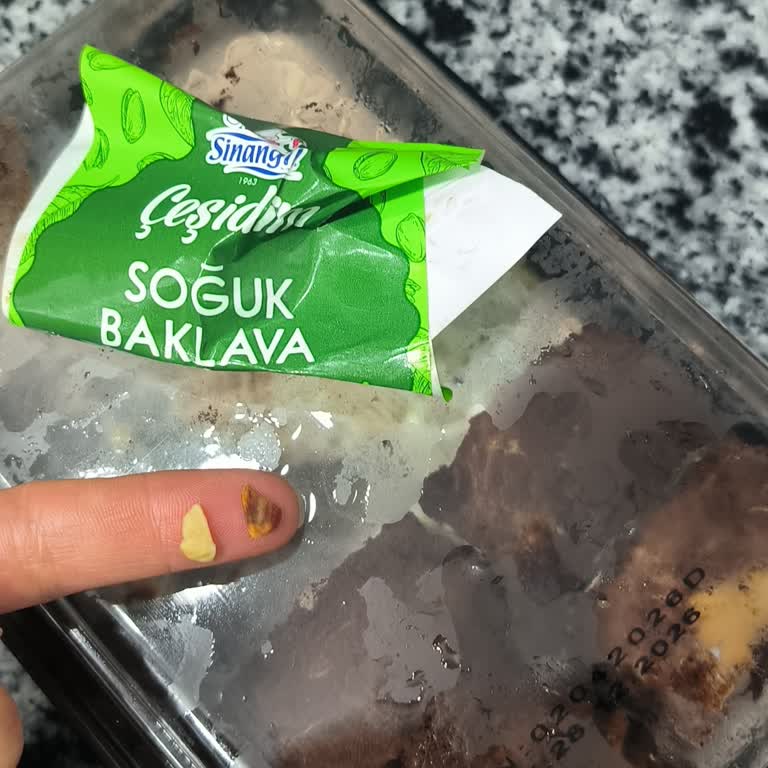 A101 Soğuk Baklavası Sert Antep Fıstığı Kabuklarıyla Diş Kırma Tehdidi
