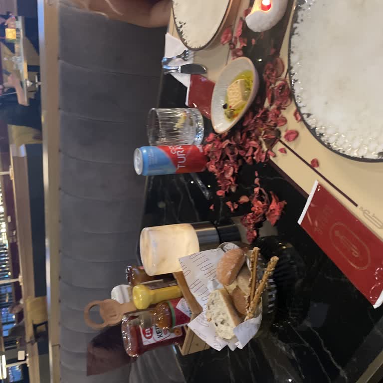 Eşimin Yıldönümünde Cam Kenarı Masası Söz Verildi Ama Karşımıza Ortada Masalar Çıktı