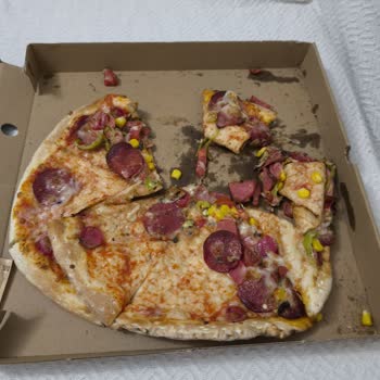 Eksik Dilim Ve Dağınık Malzemeler: Pizza Teslimatında Saygısızlık