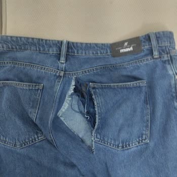 Mavi Kot Pantolon İnce Kumaşından Aniden Yırtıldı, Zor Duruma Geldik