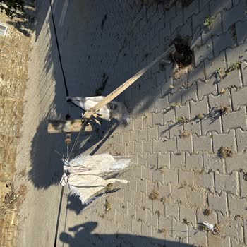 Kırık Telefon Direği Yol Engelliyor Ve Türk Telekom Yanıt Vermiyor