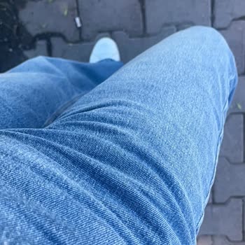 Mavi Pantolon Hızla Şekli Kaybediyor Ve Bollaşıyor