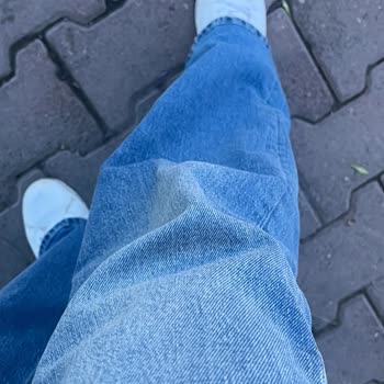 Mavi Pantolon Hızla Şekli Kaybediyor Ve Bollaşıyor