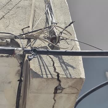 Türk Telekom’un Denetimsiz Kablosu Binada Tehlikeli Çatlak Oluşturdu