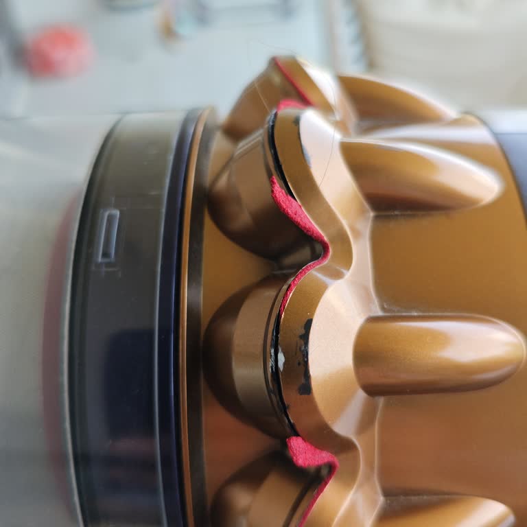 Dyson V15 Süpürge Başlığındaki Kırmızı Contanın Parçalanması Ve Hava Kaçırması