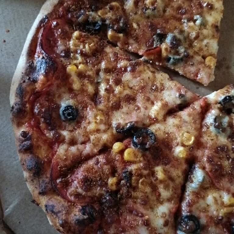 Orta Boy Pizza Kenarları Yanık Geldi