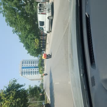 İzmir Bayraklı'da Migros Kuryesi Şişe Atarak Tehdit Etti