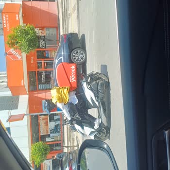 İzmir Bayraklı'da Migros Kuryesi Şişe Atarak Tehdit Etti