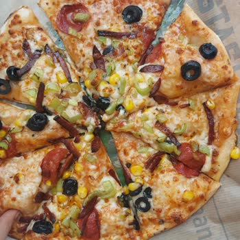 Sbarro Şubesinde Görseldeki Pizzadan Farklı Ve Eksik Malzeme