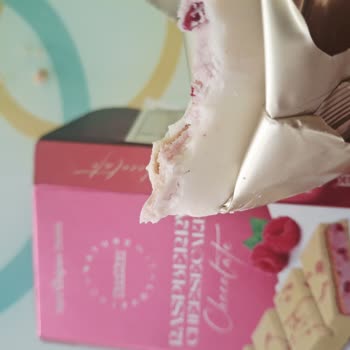 Beemax Raspberry Cheesecake Aromalı Çikolatadan Kıl Çıktı
