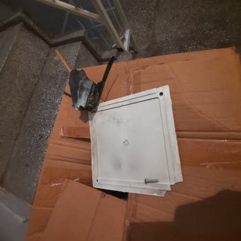 Türk Telekom 5G Çalışması Sonrası Bina Girişi Dağınık Ve Kapaklar Kırık