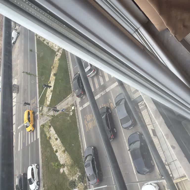 Cengiz Topel Caddesi Trafik Işıklarında Can Güvenliği İhlali Ve Hız Kesici Talebi