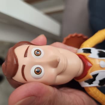 Mattel Woody Figüründe Burun Kırığı Ve Keskin Plastik Yüzeyi Güvenlik Riski