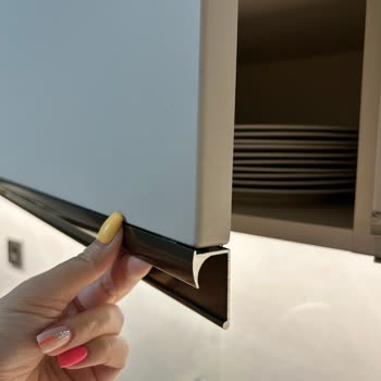 Mutfak Dolaplarındaki Keskin Metal Uçlar Çocukları Ve Kullanıcıları Tehlikeye Atıyor