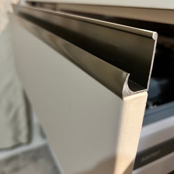 Mutfak Dolaplarındaki Keskin Metal Uçlar Çocukları Ve Kullanıcıları Tehlikeye Atıyor