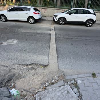 Bakırköy Zuhuratbaba Mahallesi Çukurları 8 Aylık Onarım İhmaliyle Araç Ve Yayalar İçin Tehlike