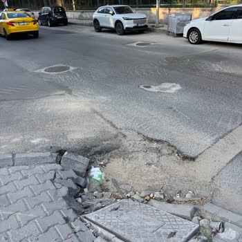 Bakırköy Zuhuratbaba Mahallesi Çukurları 8 Aylık Onarım İhmaliyle Araç Ve Yayalar İçin Tehlike