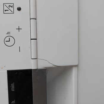 Siemens IQ300 Bulaşık Makinesinin Ön Panelinde Kendiliğinden Çatlak Oluşması