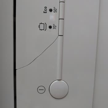 Siemens IQ300 Bulaşık Makinesinin Ön Panelinde Kendiliğinden Çatlak Oluşması