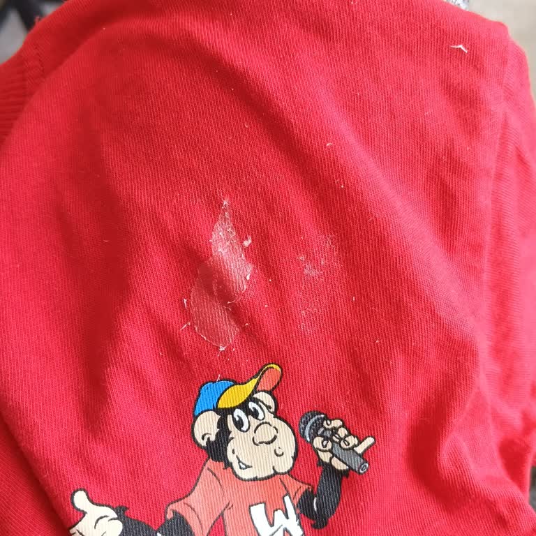 Yapışkan Etiketten Kaynaklı T-Shirtte İz Ve Hasar