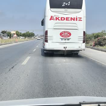 Tek Şeritte Otobüs Şoförünün Dikkatsiz Sürüşü Kıl Payı Kazaya