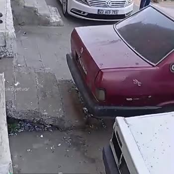 Diyarbakır Büyükşehir Belediyesi Arabalar Yolu İşgal Ediyorlar