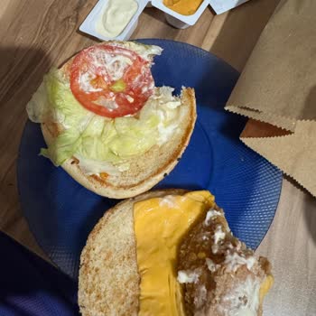 Popeyes Hamburgerinde Parçalanmış Bayat Ekmek Ve Küçük Et Dilimi