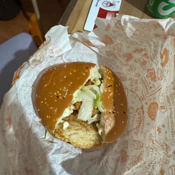 Popeyes Hamburgerinde Parçalanmış Bayat Ekmek Ve Küçük Et Dilimi