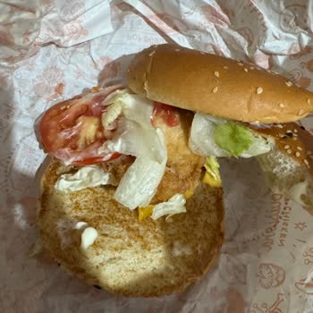 Popeyes Hamburgerinde Parçalanmış Bayat Ekmek Ve Küçük Et Dilimi