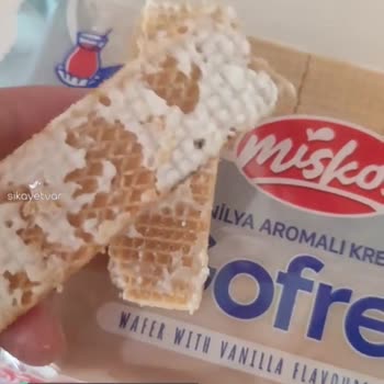 Miskos Gofretin İçerisinde Siyah Bir Bir Cisim!