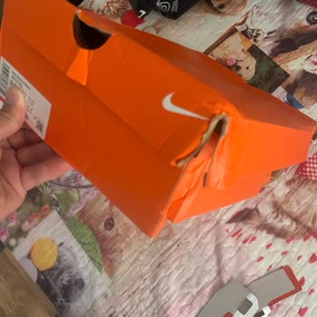 Nike Ayakkabı Kutusu Yırtık Ve Etiketsiz Gönderildi