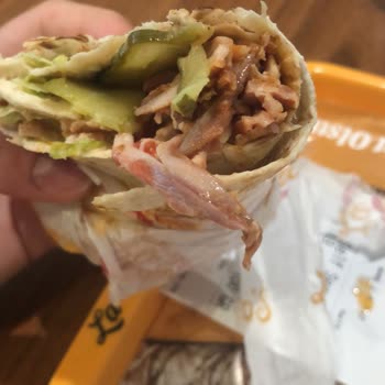 İstinyePark La Pollo’s’ta Çiğ Tavuk Döner Servisi Sağlık Tehlikesi