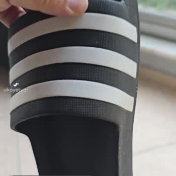 Adidas Terlik Kayıyor, Altında Tırtıklı Hiçbir Çıkıntı Yok...